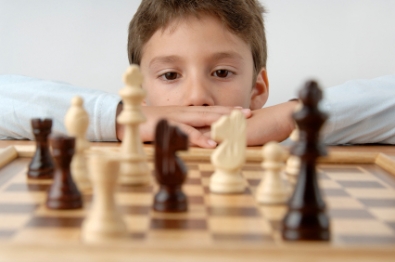 Хлопчик грає в шахи